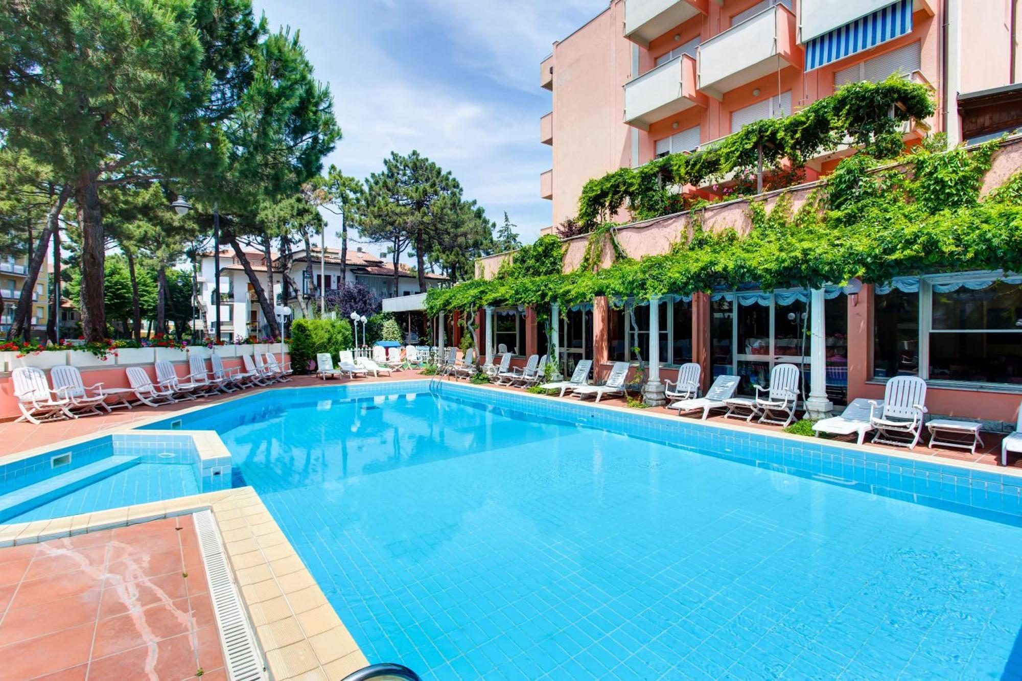 Hotel Meeting Чезенатико Экстерьер фото